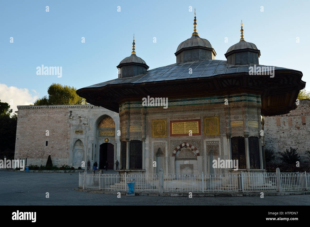 Fontana di Ahmed III di fronte alla porta Imperiale Di Palazzo Topkapı a Istanbul Foto Stock