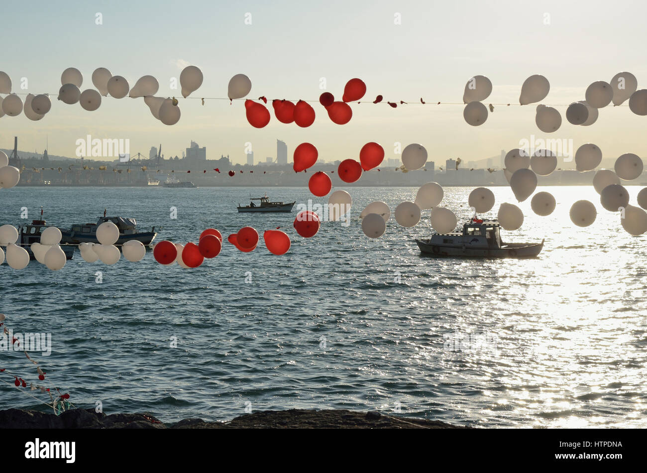 Berline rosse e bianche sulla costa del distretto di Fatih A Istanbul Foto Stock