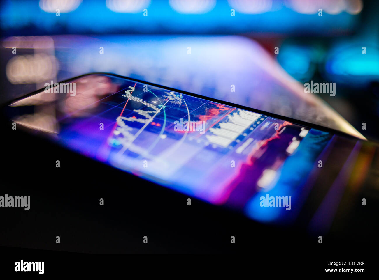 Un dispositivo mobile che viene utilizzato per visualizzare dati aziendali. Foto Stock