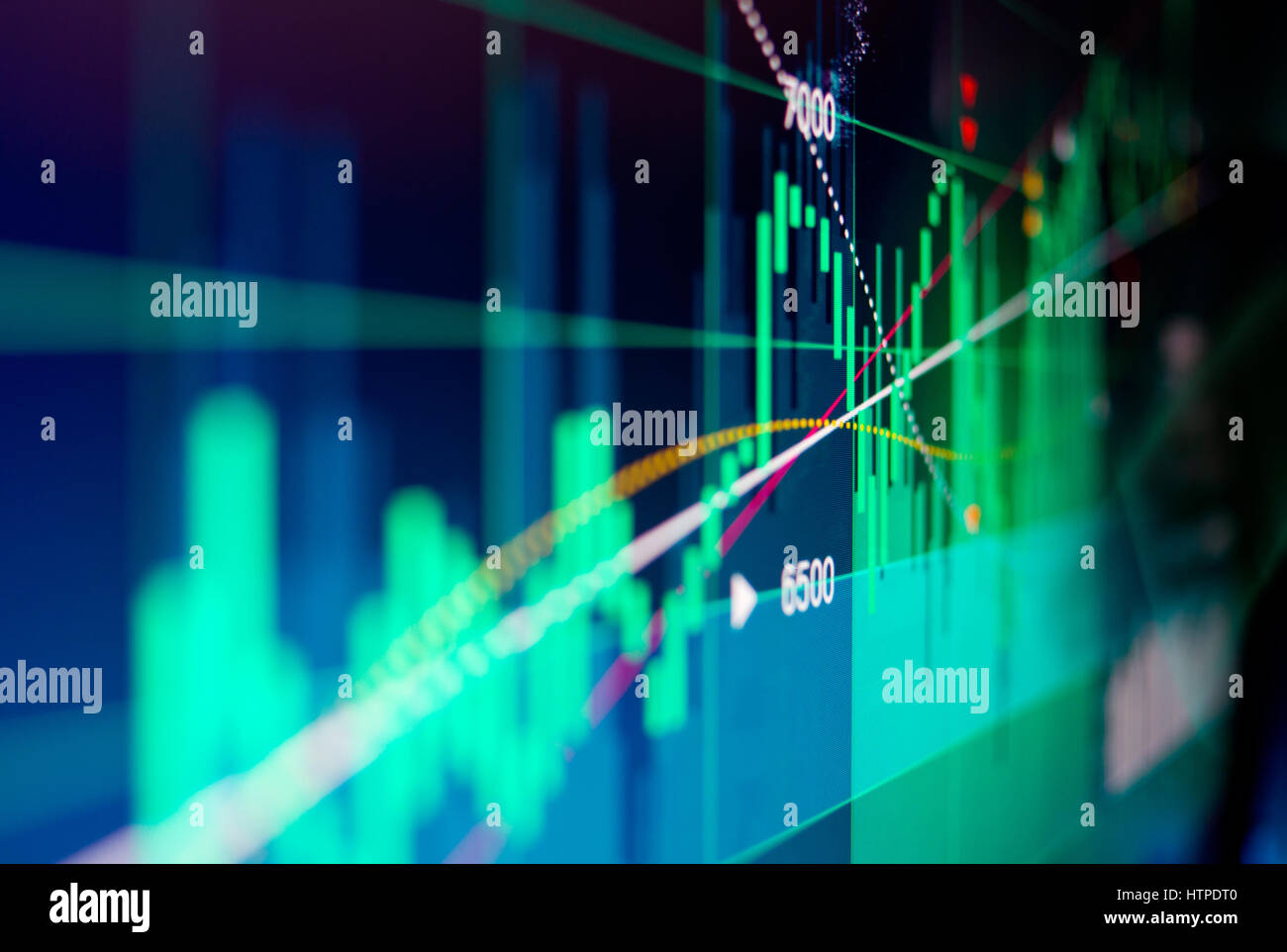 Finanziari (illustrato) i dati visualizzati su uno schermo con una profondità di campo ridotta. Foto Stock