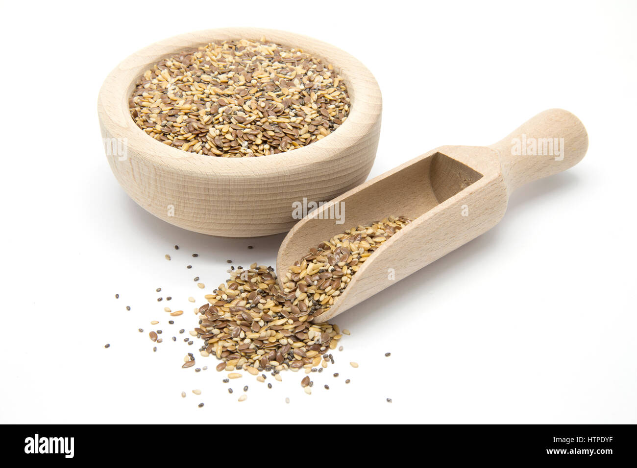 Lino, chia e i semi di sesamo nel convogliatore in legno e ciotola in bianco sullo sfondo isolato Foto Stock