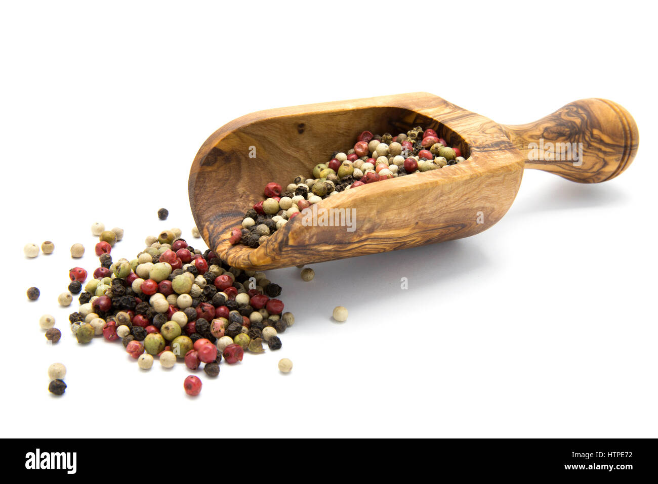 Colori misti pepe in legno da scoop su sfondo bianco Foto Stock