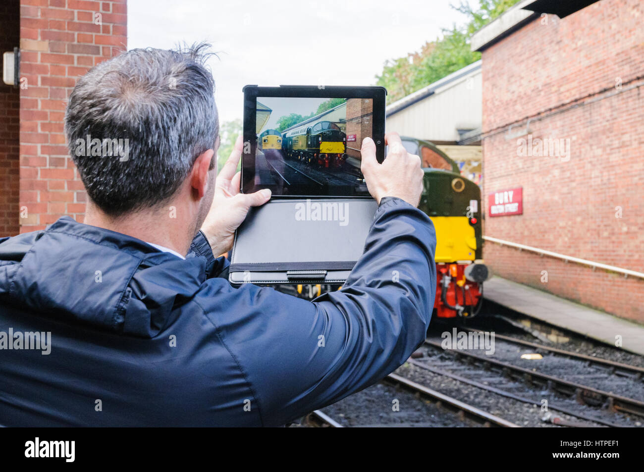 Un appassionato di rampa di scattare una foto della classe 37 e Classe 40 locos a Bury sulla East Lancs Railway Foto Stock