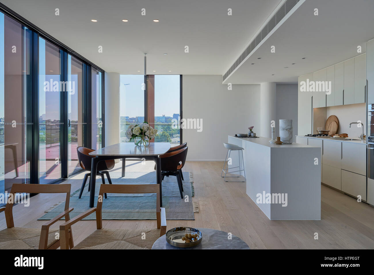 Tipico appartamento zona soggiorno a pianta aperta e una cucina. Connor appartamenti, Sydney, Australia. Architetto: Smart Design Studio, 2017. Foto Stock