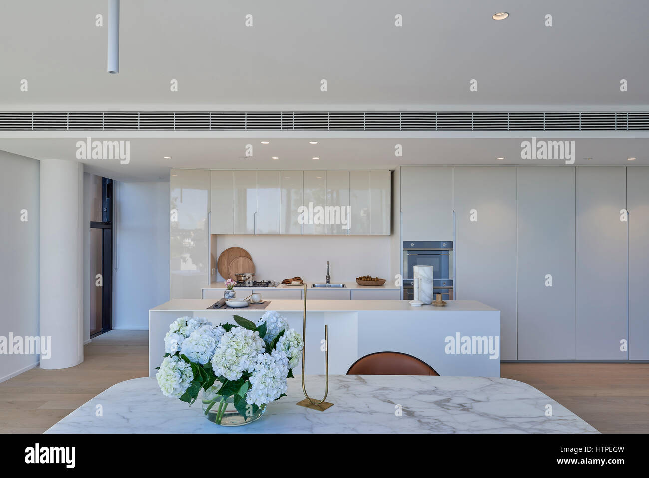 Tipico appartamento zona soggiorno a pianta aperta e una cucina. Connor appartamenti, Sydney, Australia. Architetto: Smart Design Studio, 2017. Foto Stock