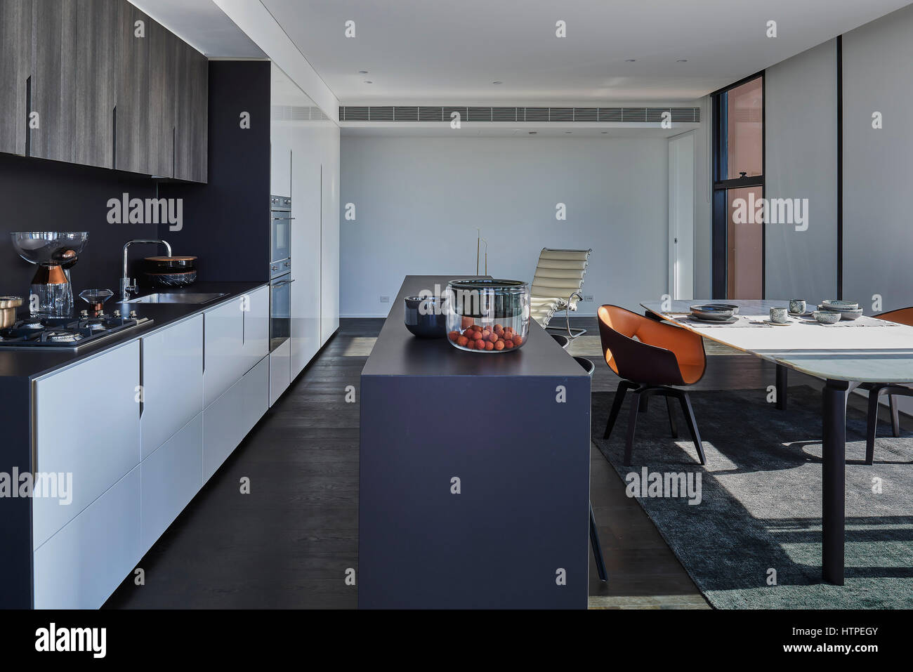 Tipico appartamento zona soggiorno a pianta aperta e una cucina. Connor appartamenti, Sydney, Australia. Architetto: Smart Design Studio, 2017. Foto Stock