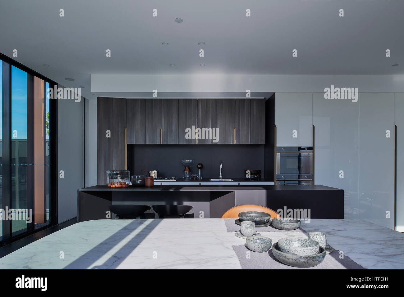 Tipico appartamento zona soggiorno a pianta aperta e una cucina. Connor appartamenti, Sydney, Australia. Architetto: Smart Design Studio, 2017. Foto Stock