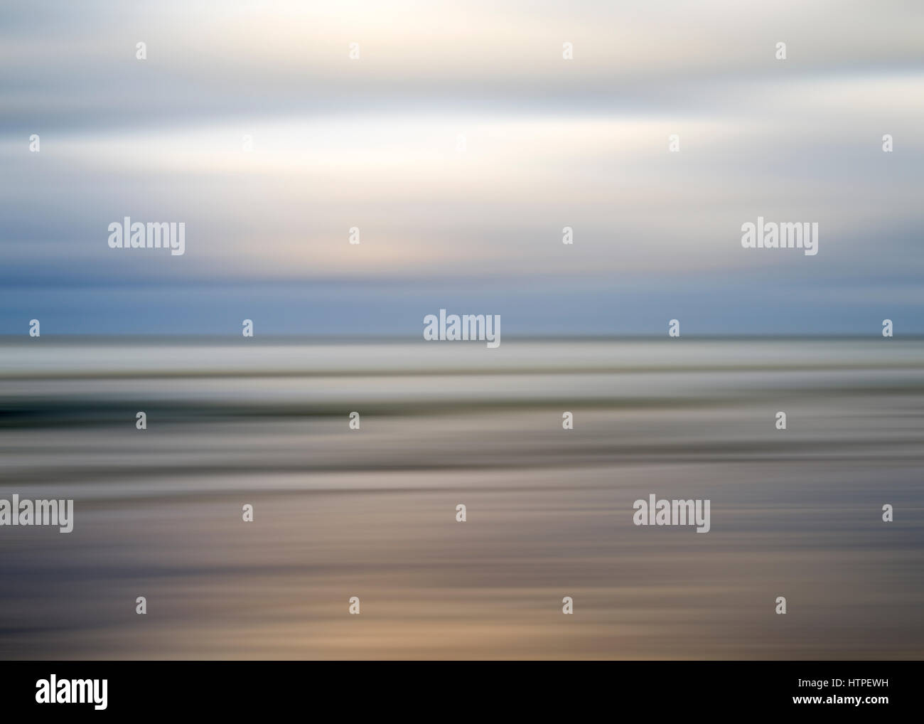 Motion Blur, de-focalizzata sul mare, nuvoloso al mattino. Foto Stock