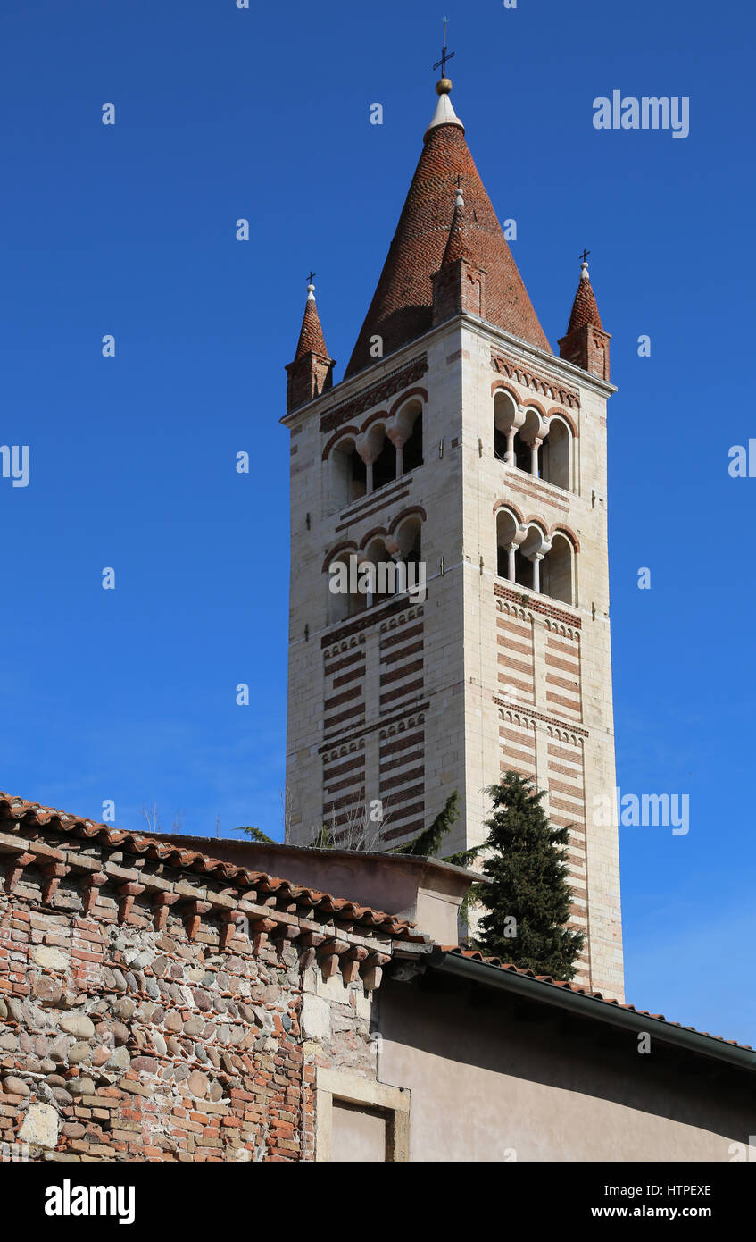 Alta torre campanaria di San Zeno Basilica a Verona nel Nord Italia Foto Stock