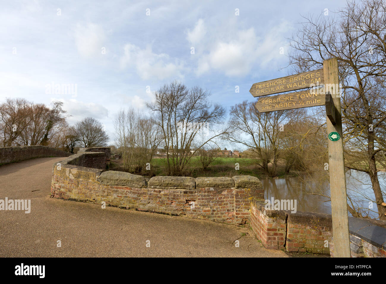 Pershore ponti circolare a piedi segno a Pershore bridge, Pershore Worcestershire Inghilterra REGNO UNITO Foto Stock