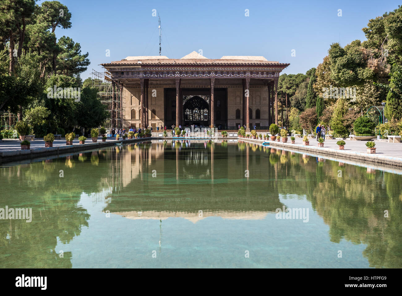 Il Palazzo di quaranta colonne (Chehel Sotoun) e acqua in piscina a Isfahan, capitale della provincia di Isfahan in Iran Foto Stock