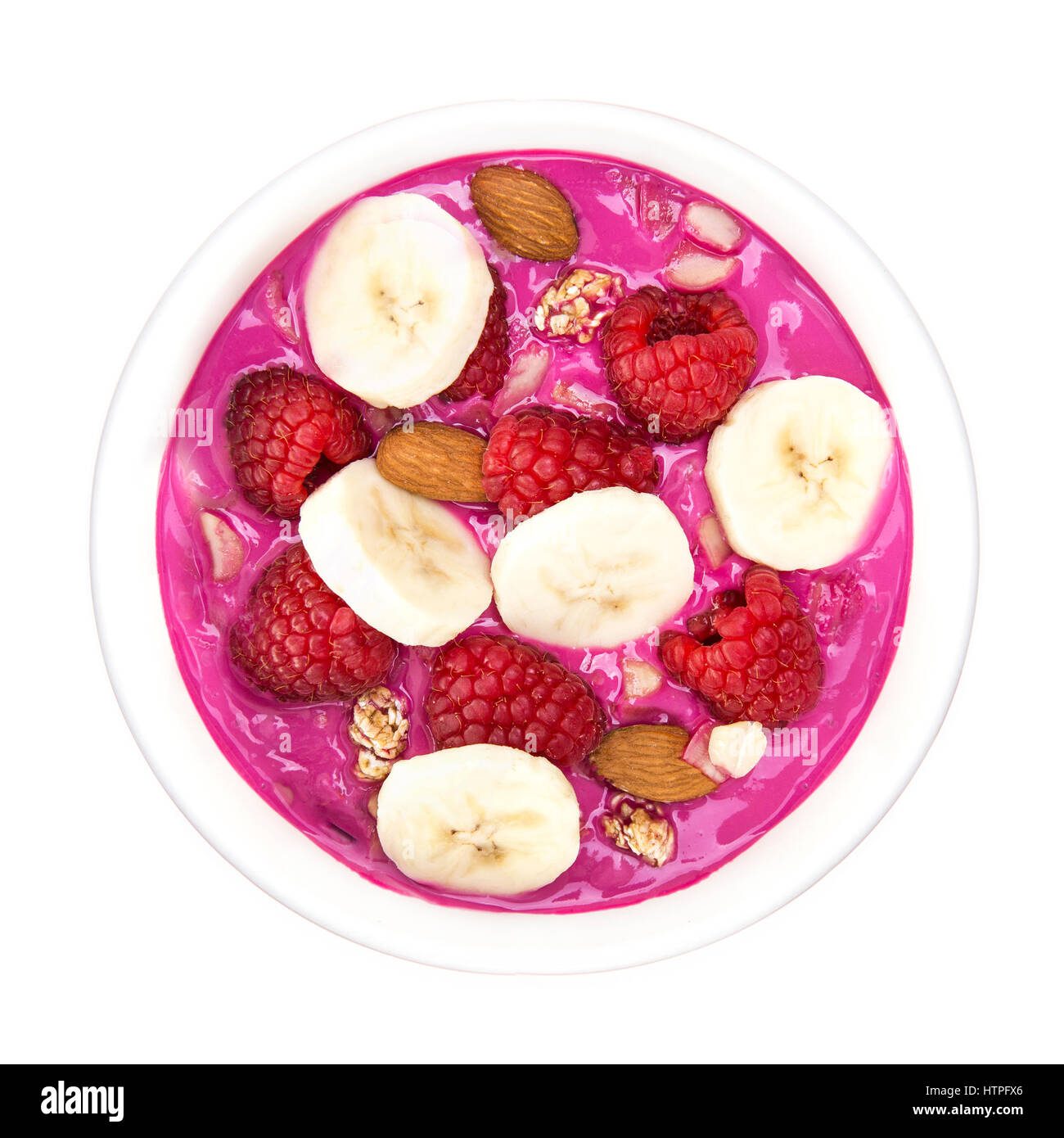 Sana Colazione ciotola di banana e le fragole fresche con yogurt ciliegia isolati su sfondo bianco Foto Stock