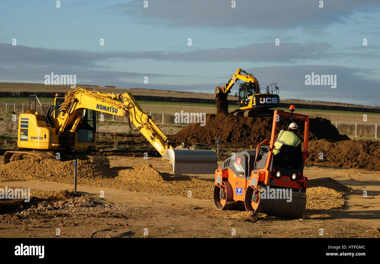 Pesanti macchinari utilizzati per la preparazione di terreni per la costruzione di casa, Grantham Lincolnshire, Inghilterra, Regno Unito. Foto Stock