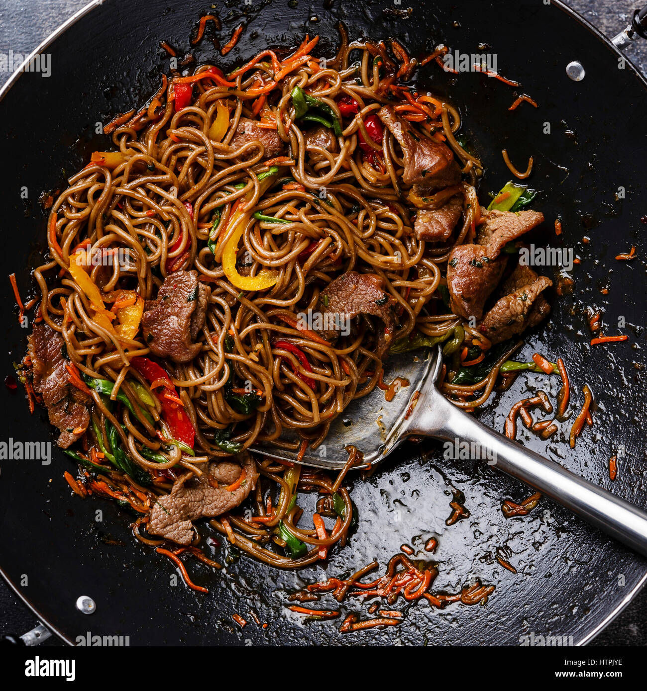 Stir fry soba noodles con manzo e verdure in padella wok close up Foto Stock