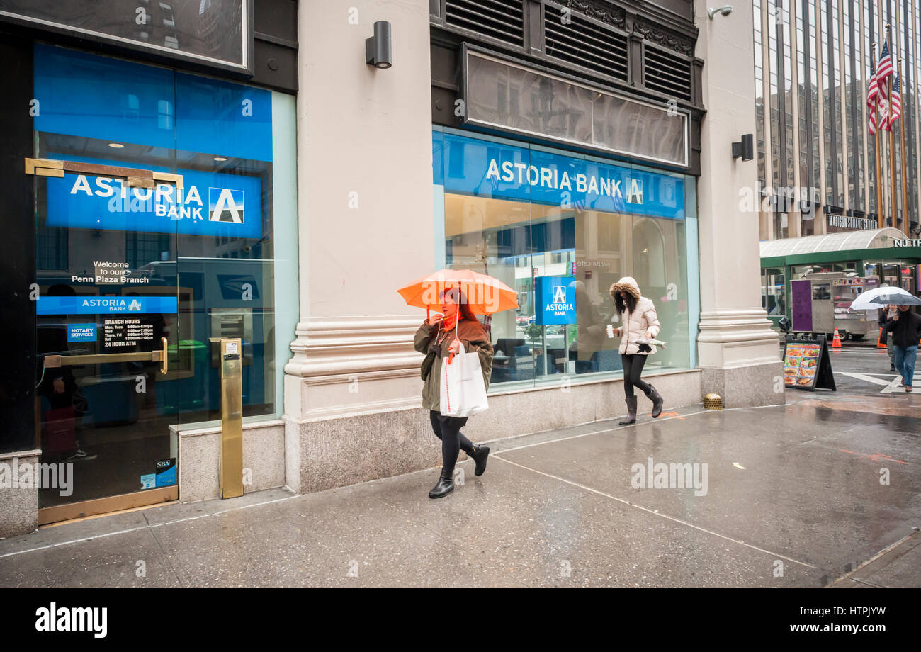 Un ramo di Manhattan di Astoria Bank di New York martedì 7 marzo, 2017. Sterling Bancorp ha annunciato che acquisterà Astoria Financial Corp. in un accordo del valore di $2,2 miliardi. (© Richard B. Levine) Foto Stock