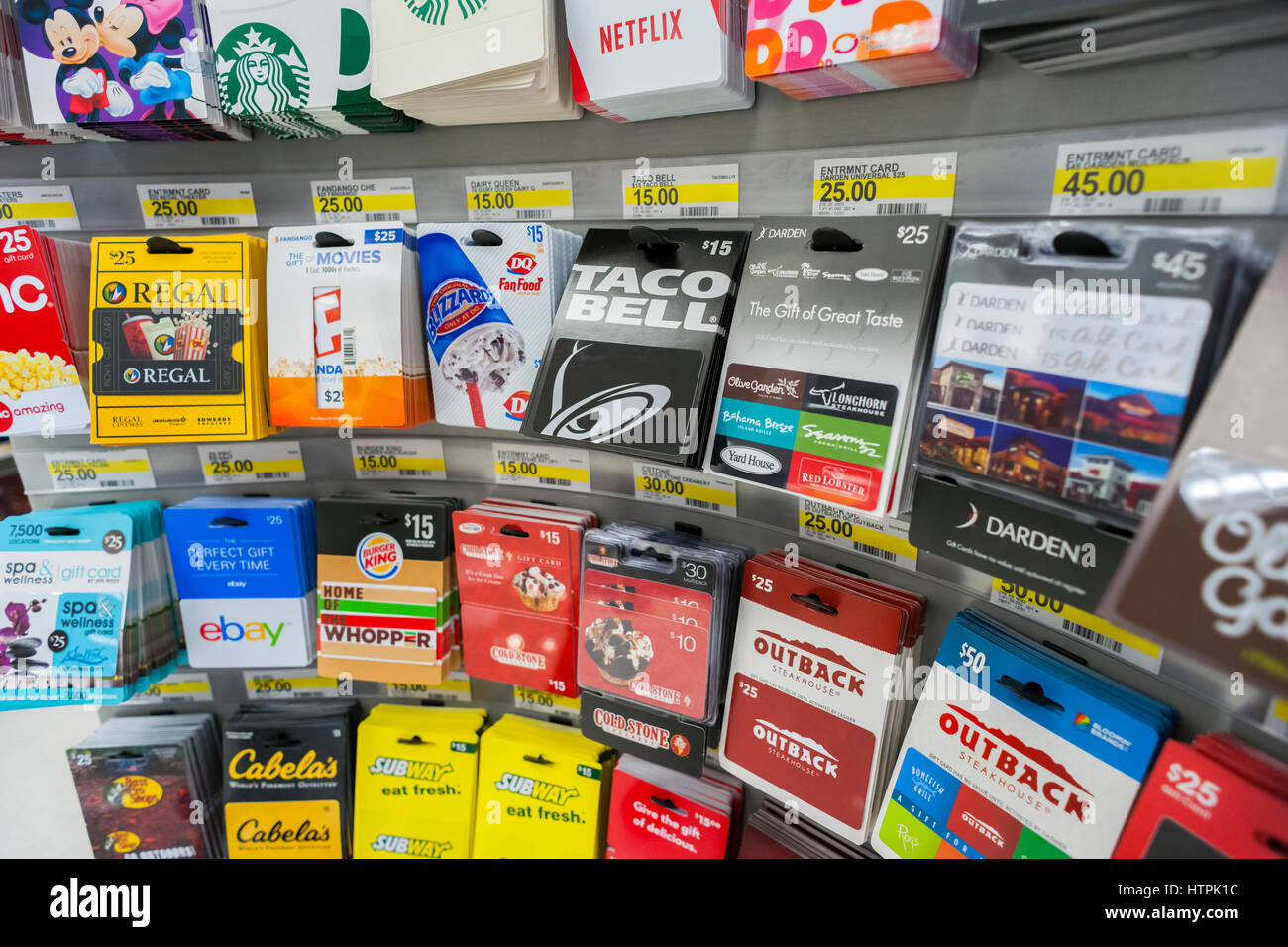 Una selezione di carte regalo in un negozio a New York Sabato, 4 marzo 2017. (© Richard B. Levine) Foto Stock