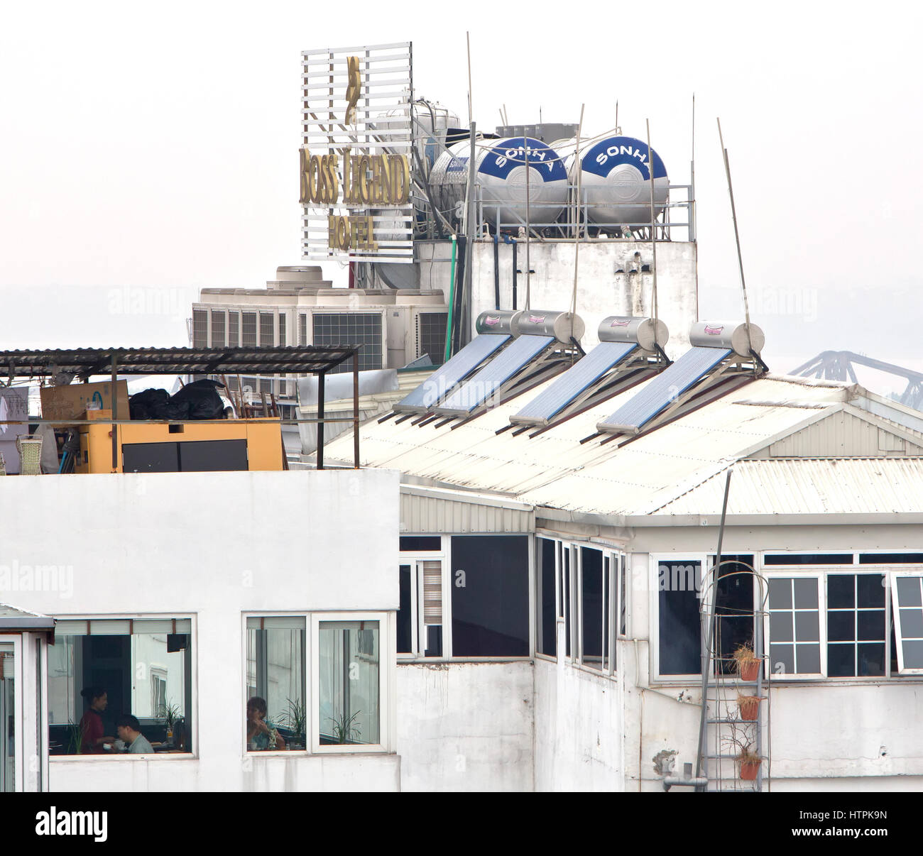 Solare di acqua calda di riscaldamento con serbatoi di contenimento installati sul tetto, Boss Legend Hotel, alto edificio. Foto Stock