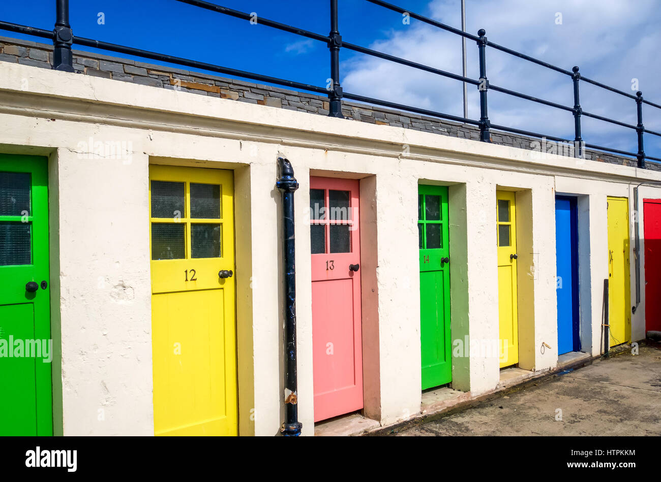 Porte colorate dipinte, ex cubicoli cambianti, nella zona portuale di North Berwick, East Lothian, Scozia, Regno Unito Foto Stock