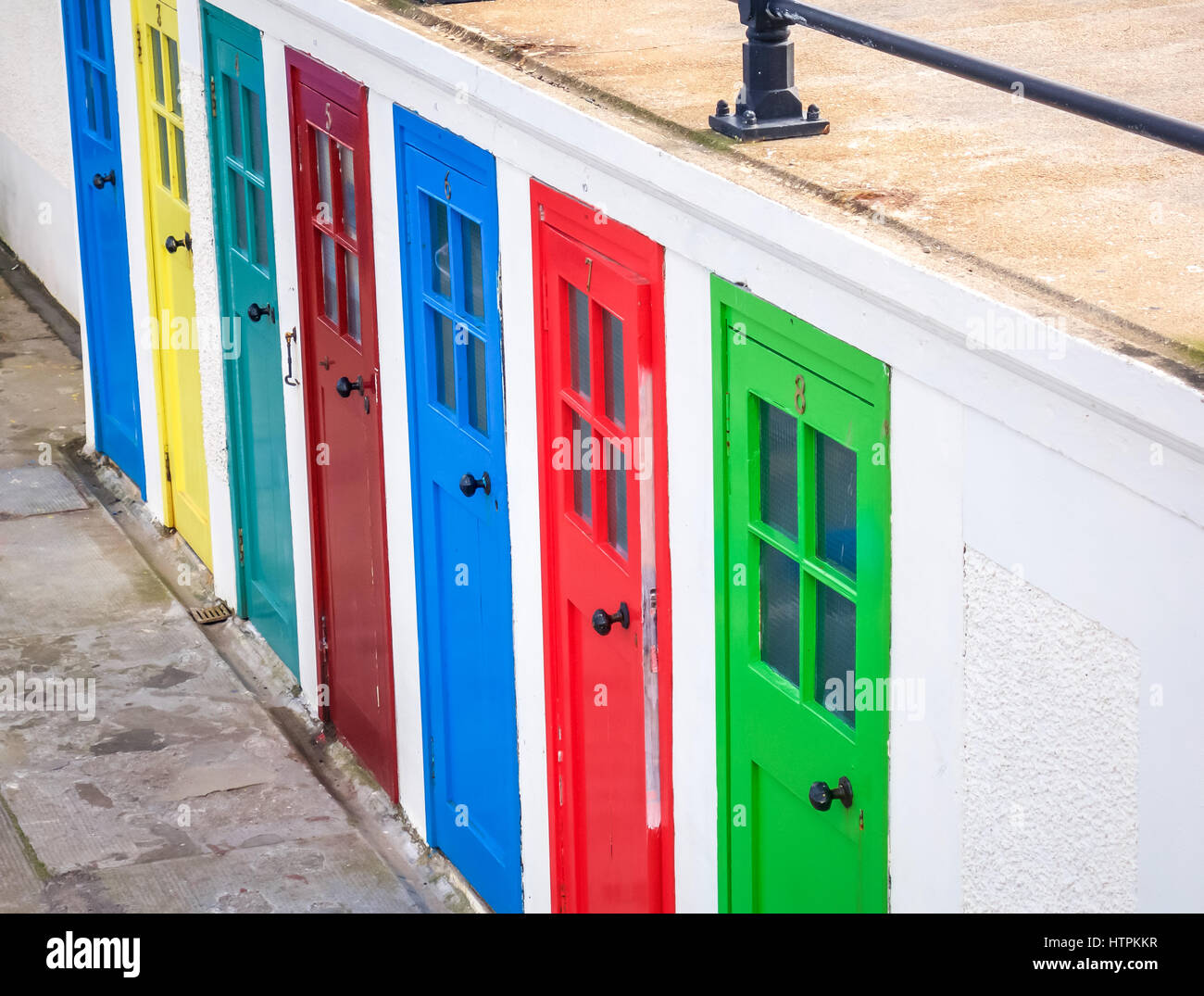Porte colorate dipinte, ex cubicoli cambianti, nella zona portuale di North Berwick, East Lothian, Scozia, Regno Unito Foto Stock