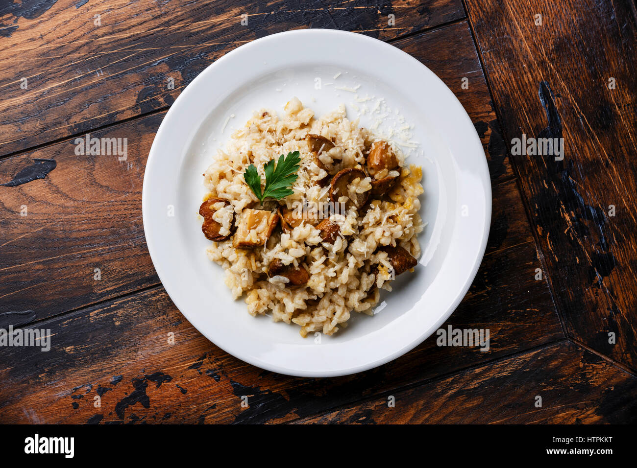Risotto con funghi porcini che serve dimensioni sul tavolo di legno Foto Stock