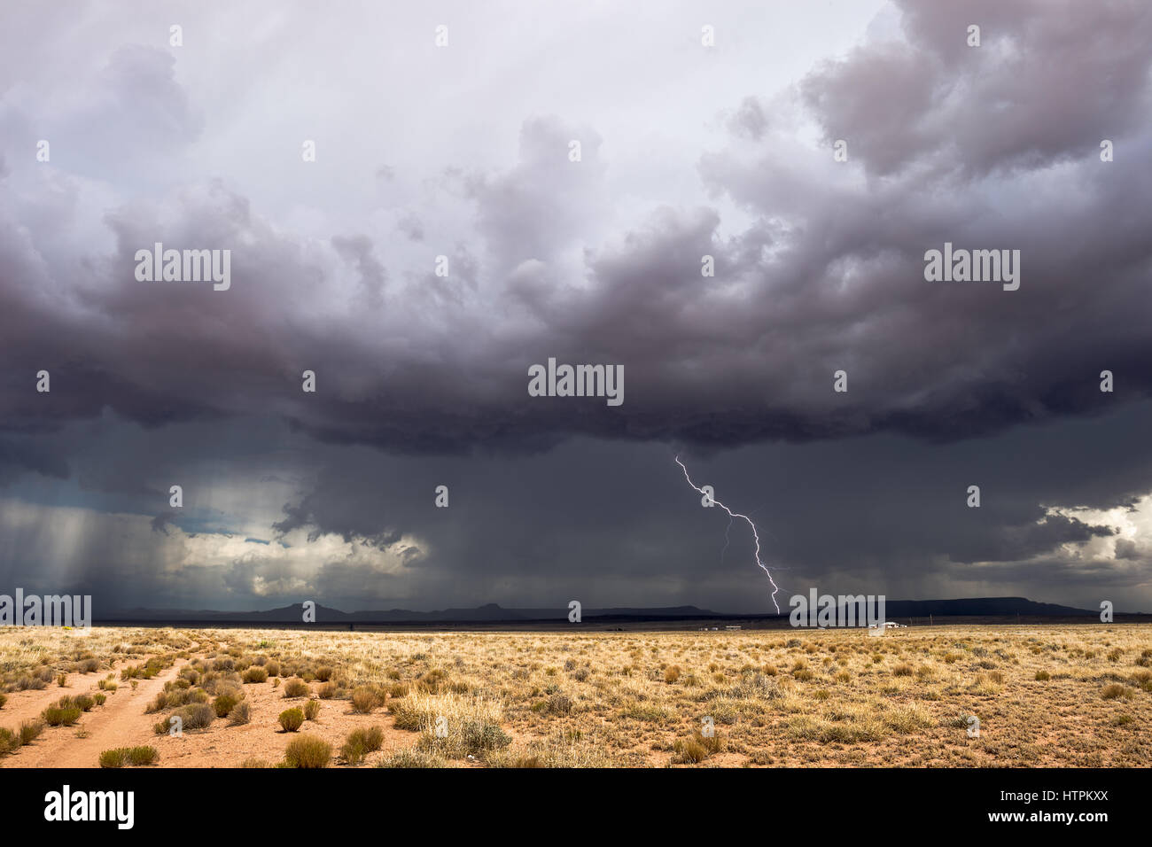 Fulmine a pioggia con nuvole di tempesta scure Foto Stock