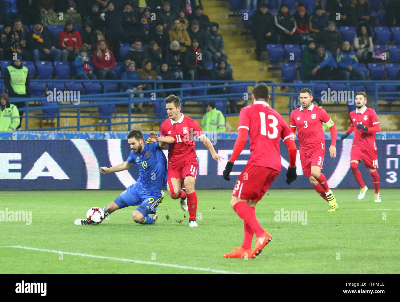 Kharkiv, Ucraina - 15 Novembre 2016: i giocatori di Ucraina squadra nazionale (in blu) lotta per una sfera con giocatori serbo (in rosso) durante il loro cordiale Foto Stock