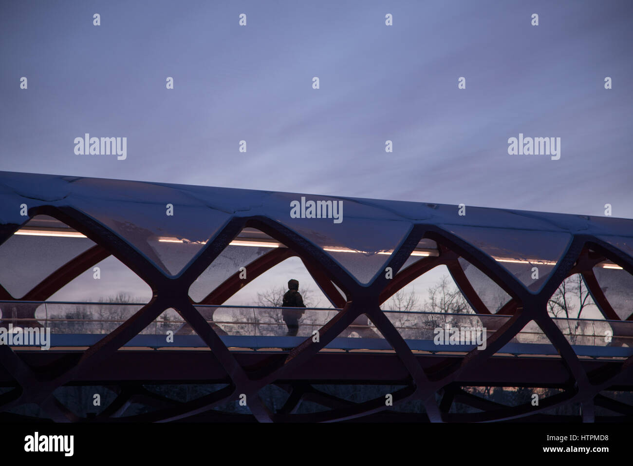 Per raggiungere a piedi i lavori sul ponte di pace Calgary Alberta Canada Foto Stock