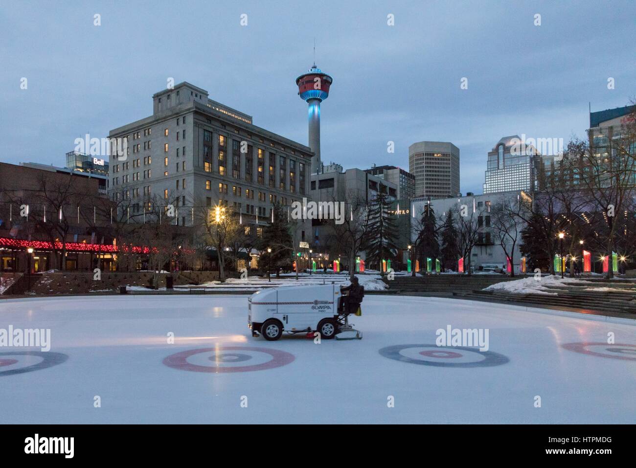 Persone al lavoro; autista Zamboni che prepara il ghiaccio all'Olympic Plaza Calgary Alberta, pista di pattinaggio su ghiaccio pubblica utilizzata per pattinare, curling e altre attività all'aperto Foto Stock
