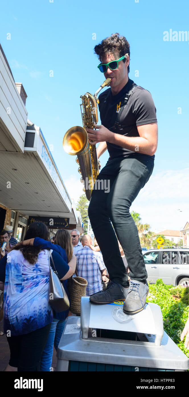 Il sassofonista membro della patata bollente gruppo esegue appollaiato su un contenitore a Kiama Jazz & Blues Festival 2017, Illawarra Costa, Nuovo Galles del Sud, NSW, un Foto Stock