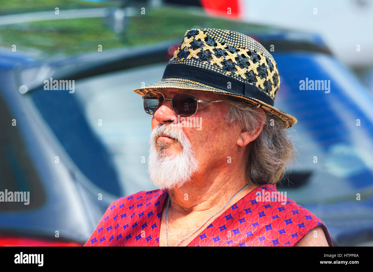 Un maschio maturo spettatore indossando un cappello di paglia a Kiama Jazz & Blues Festival 2017, Illawarra Costa, Nuovo Galles del Sud, NSW, Australia Foto Stock