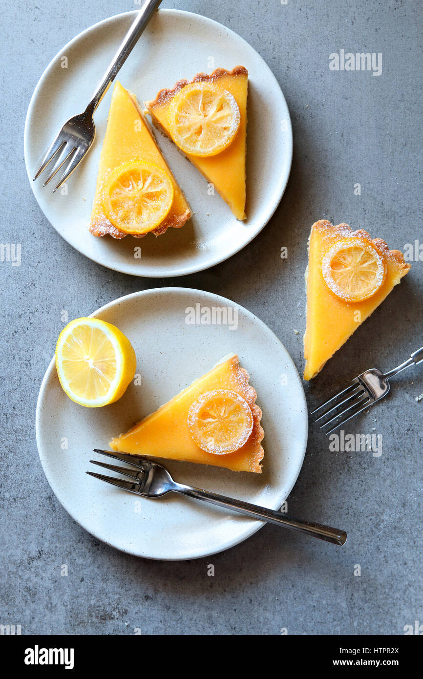 Crostata al limone fettine su piastre bianche.vista superiore Foto Stock