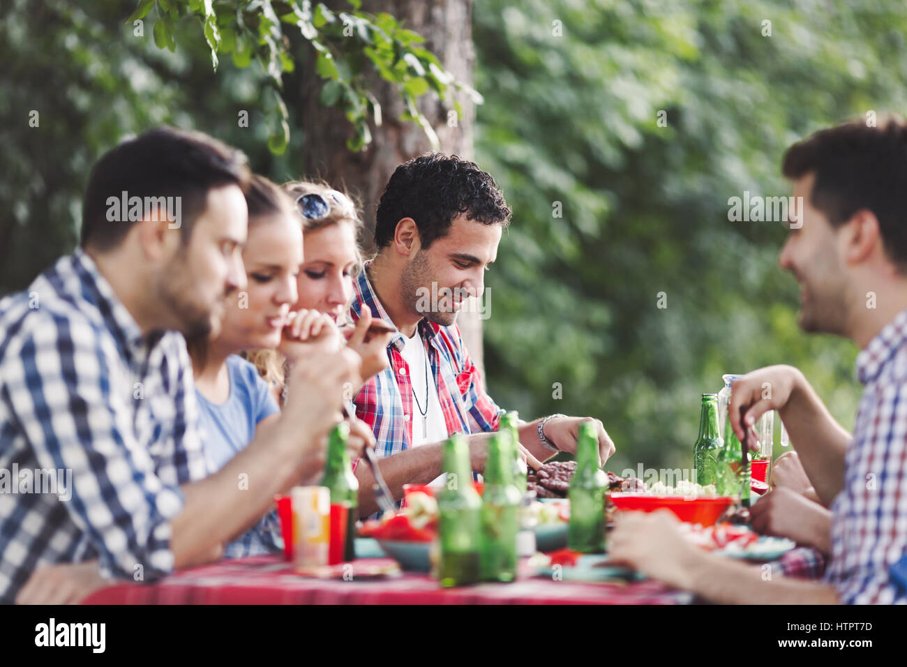 I giovani in natura avente un barbecue party Foto Stock