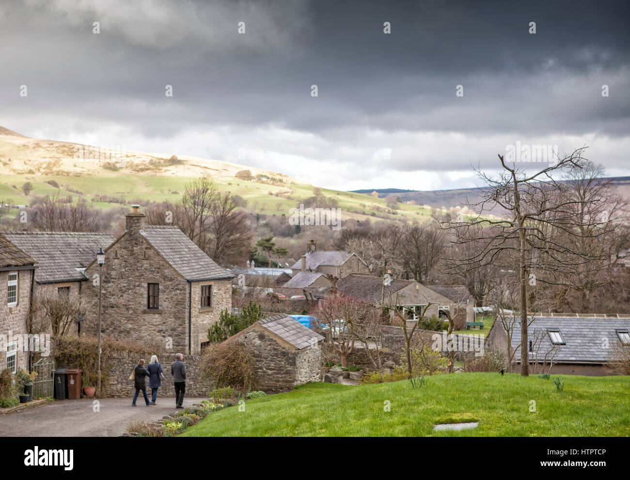 Walkers nel bellissimo paesaggio di Castleton Village, Parco Nazionale di Peak District, Derbyshire Foto Stock