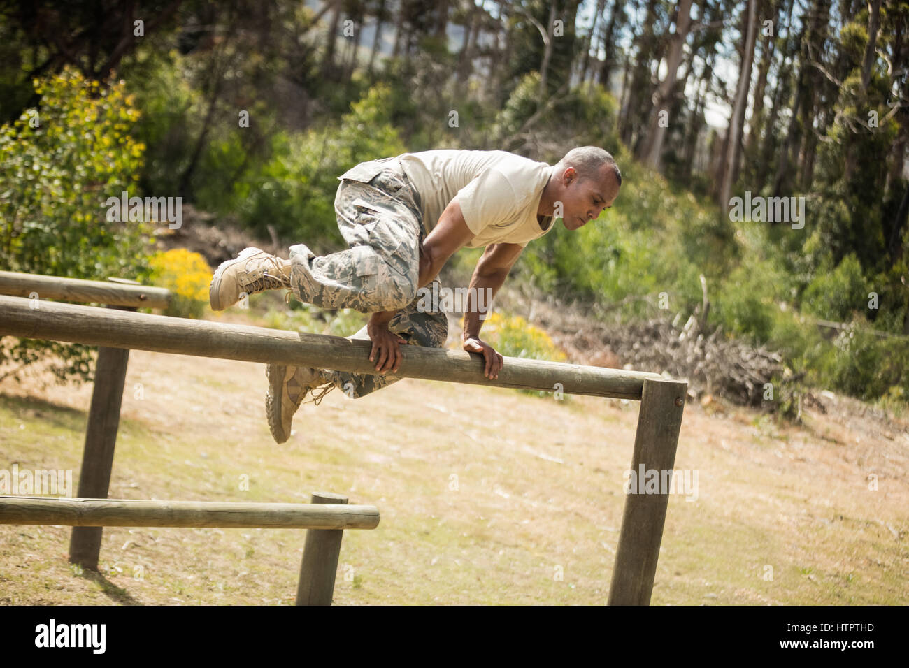 Militare formazione sul percorso fitness a boot camp Foto Stock