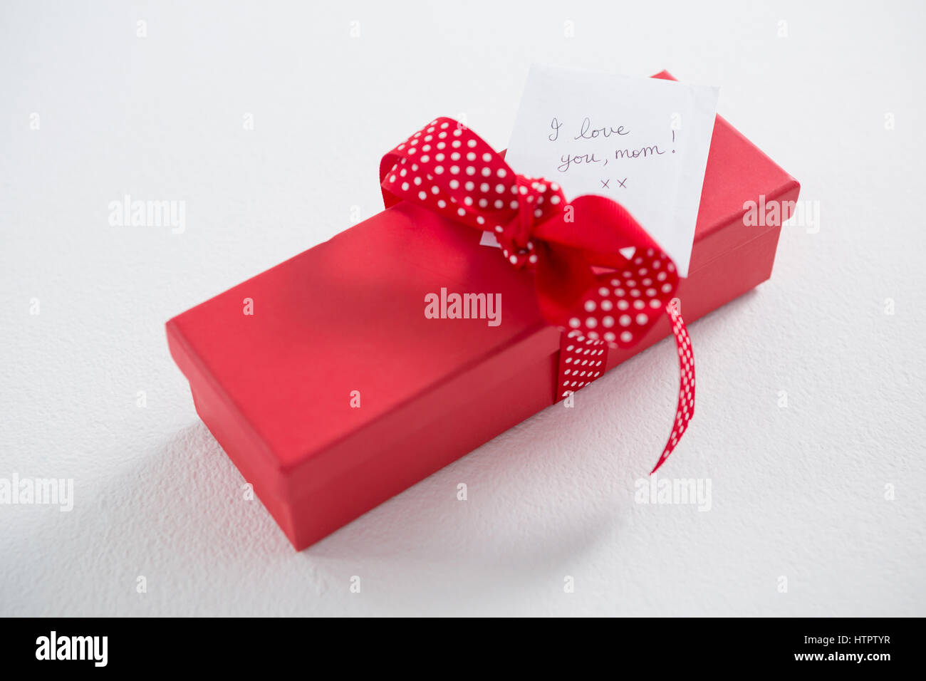 Close-up di scatola regalo con I love u mom testo su sfondo bianco Foto Stock