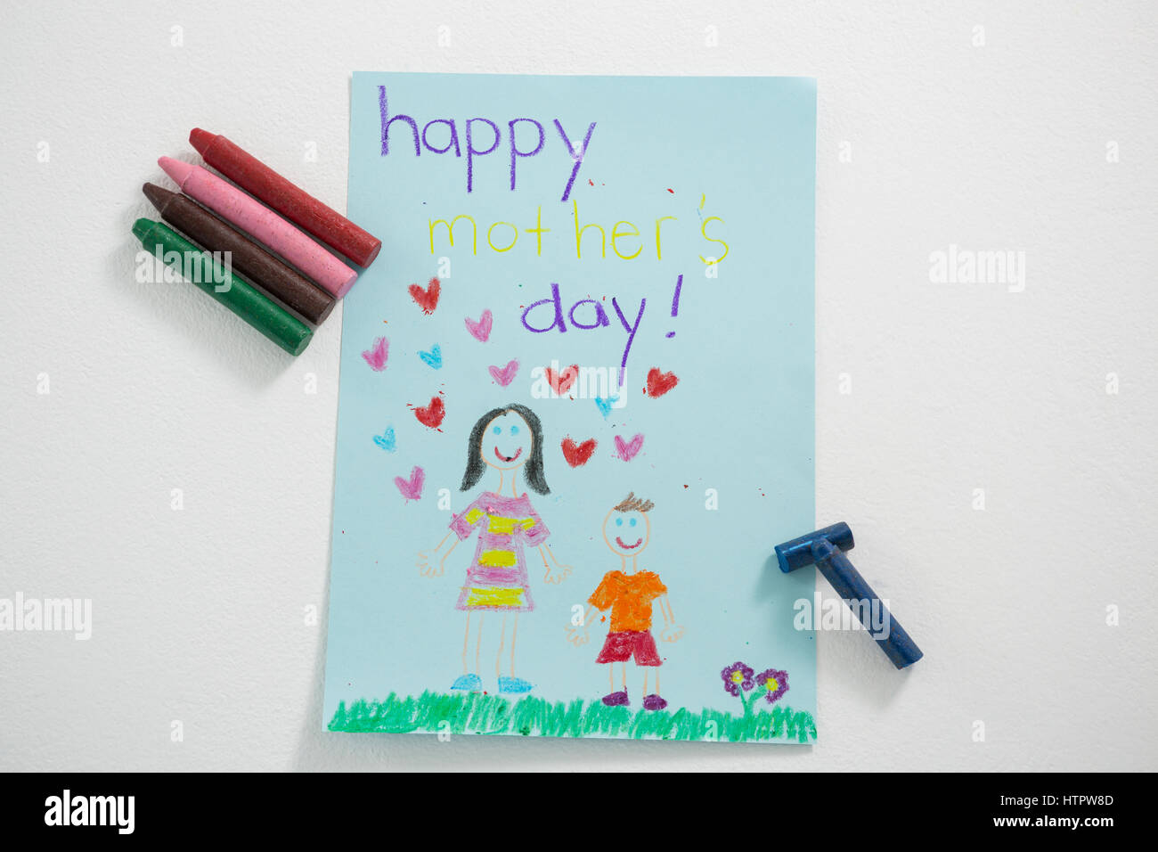 Felice Festa della mamma biglietto di auguri con le matite colorate su sfondo bianco Foto Stock
