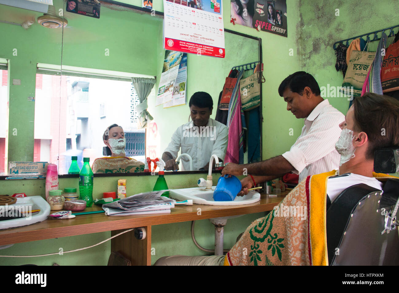 KHULNA, BANGLADESH - Febbraio 2017: Turistica rasata in un barbiere nel centro di Khulna, Bangladesh Foto Stock