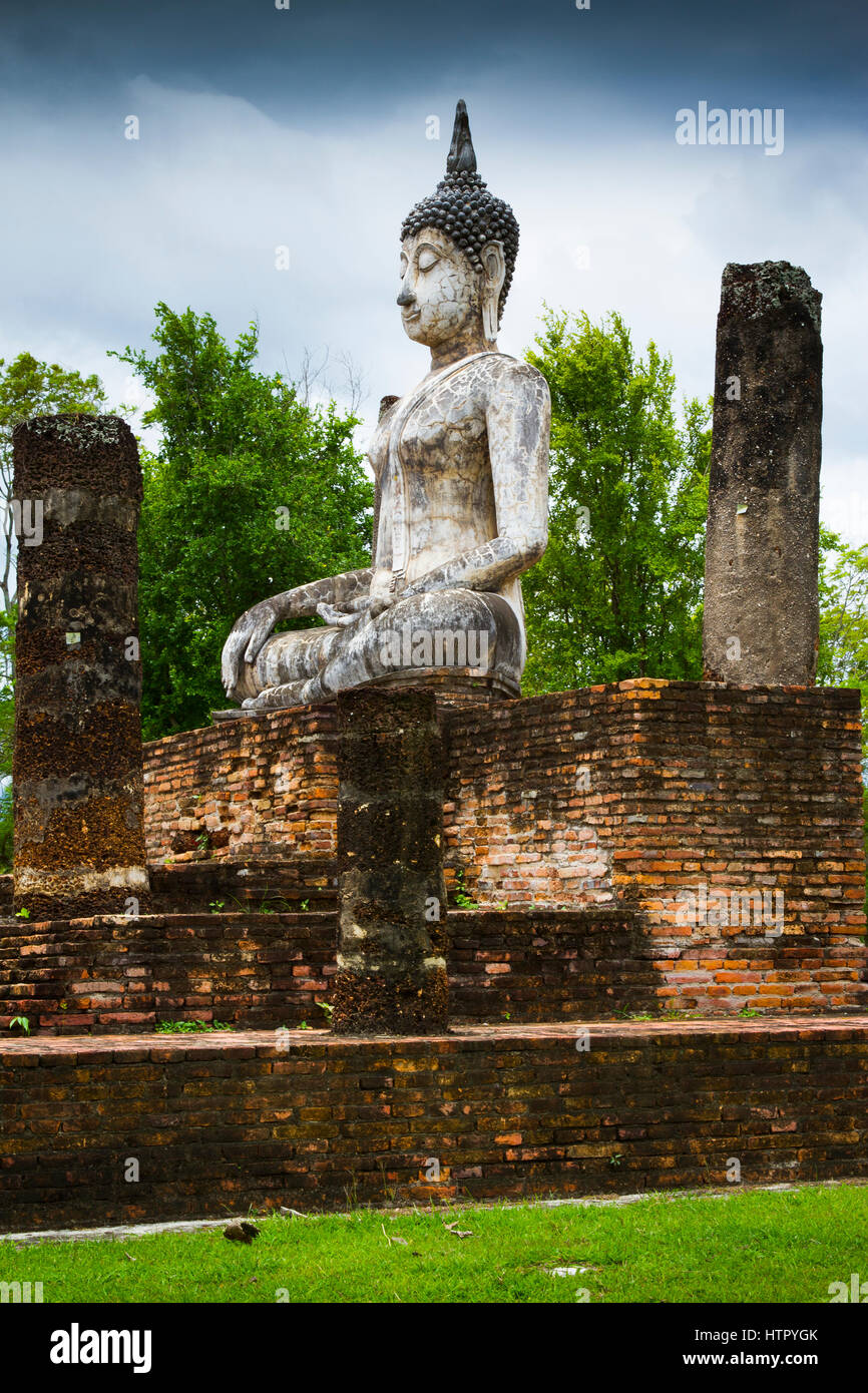 Statua di Buddha. Wat Traphang Ngoen. Sukhothai Historical Park. Thailandia. Foto Stock