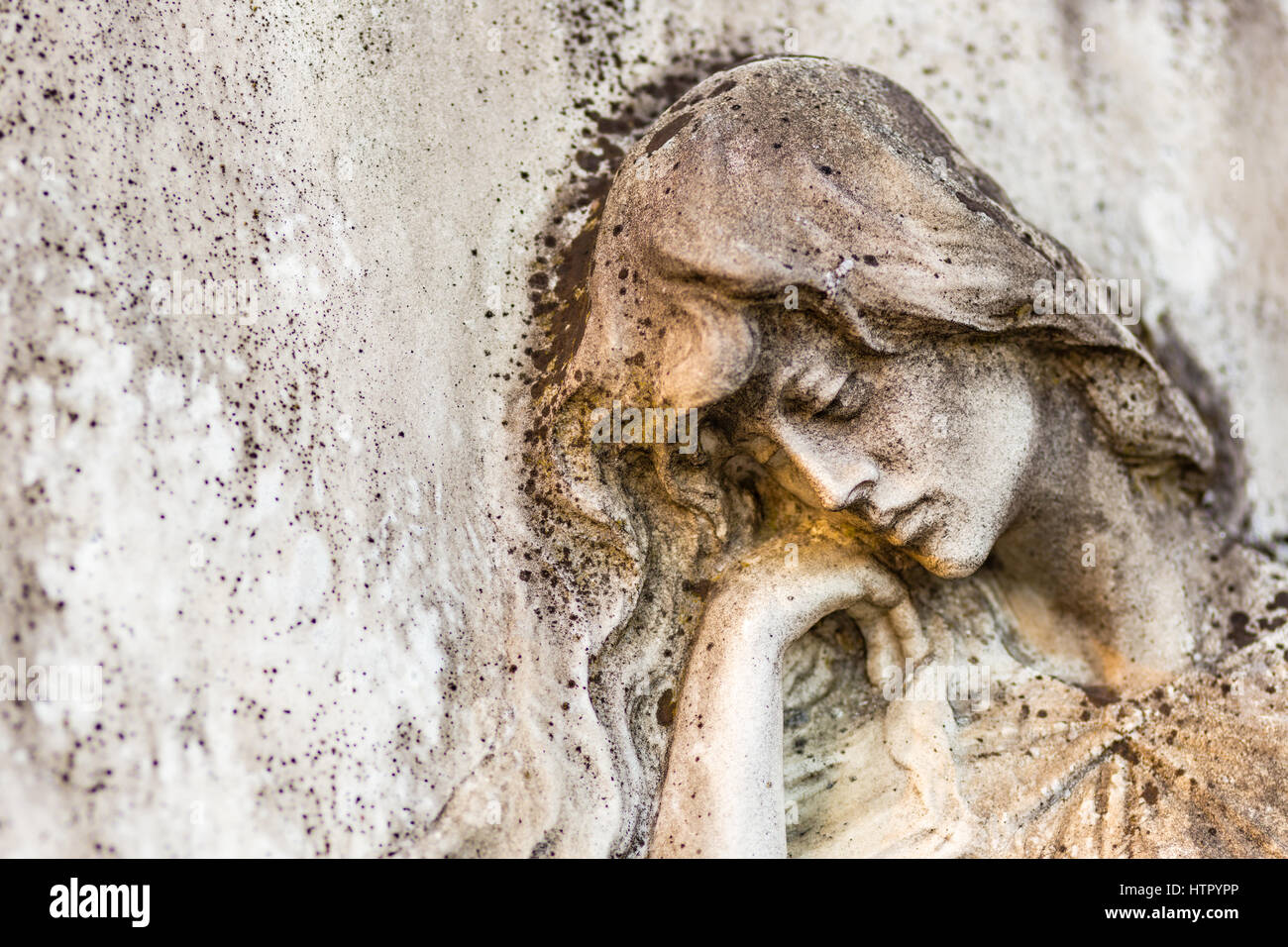 Statua di triste e addolorato donna che guarda verso il basso e sostenere la sua testa reclinata con la mano Foto Stock