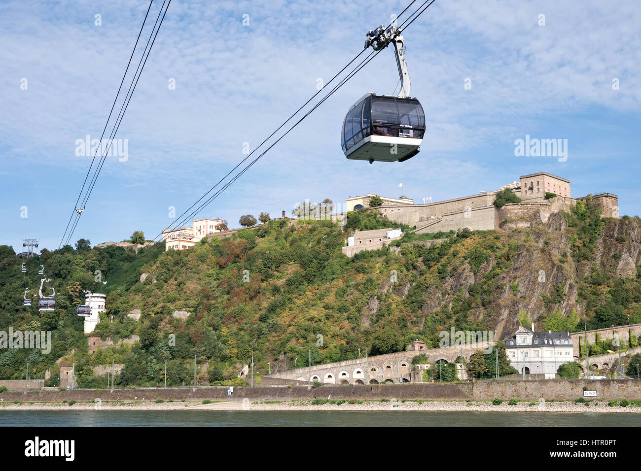 Reno funivia a Koblenz/ Germania con fortezza Ehrenbreitstein in background Foto Stock