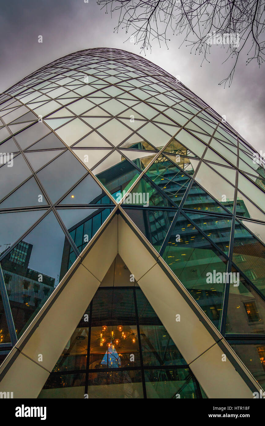 30 St Mary Axe (informalmente conosciuta come il cetriolino e precedentemente come la Swiss Re Building) è un grattacielo commerciale a Londra il finanziario primario dist Foto Stock