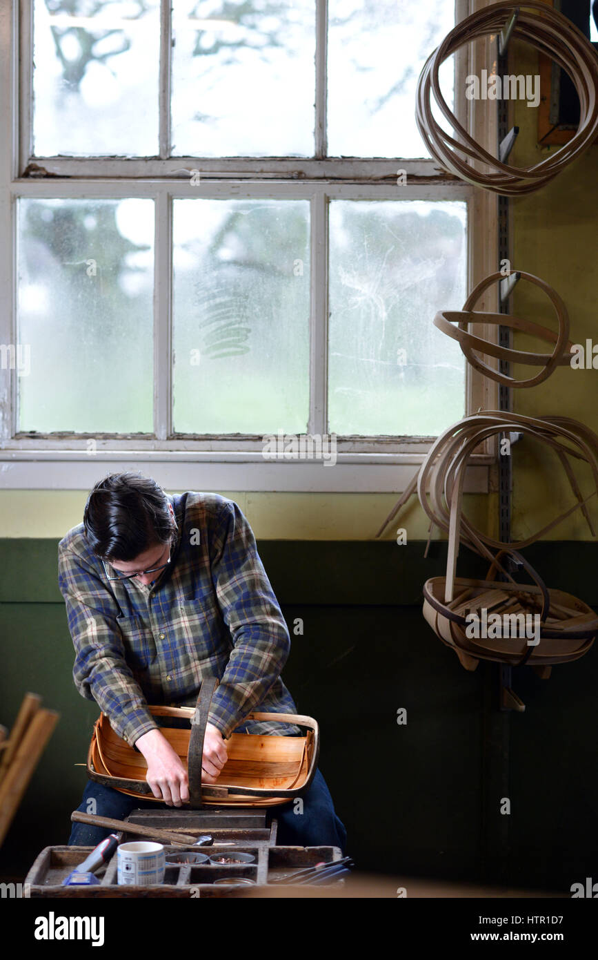 In officina di un ultimo tradizionale Sussex trug makers, Thomas Smith 's Trugs in Magham giù, East Sussex. Rob Tuppen e gli apprendisti. Foto Stock