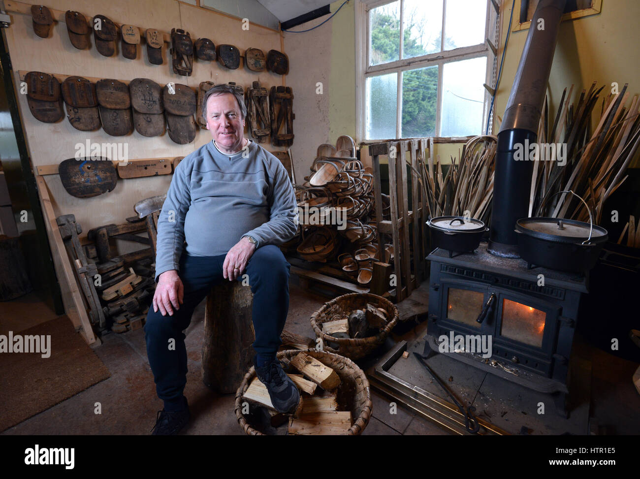 In officina di un ultimo tradizionale Sussex trug makers, Thomas Smith 's Trugs in Magham giù, East Sussex. Rob Tuppen e gli apprendisti. Foto Stock