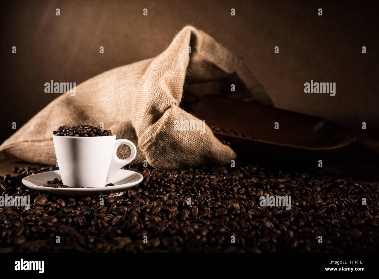 Sfondo della tazza di chicchi di caffè Foto Stock
