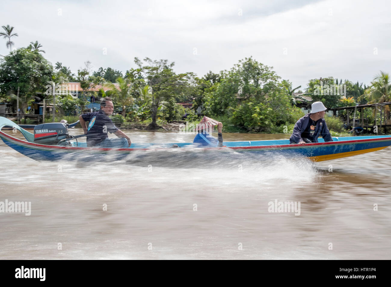 Membri della Melanau gruppo etnico utilizza una lunga barca come loro principale modo di trasporto sul fiume Oya di Dalat, Sarawak, Malaysia Foto Stock