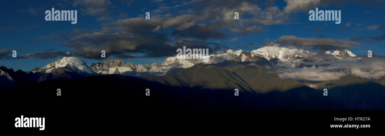 Una vista maestosa di Kawa Dampa picco nel tramonto, Meili Snow Mountain, Shangri-la, DiQing, nella provincia dello Yunnan in Cina Foto Stock