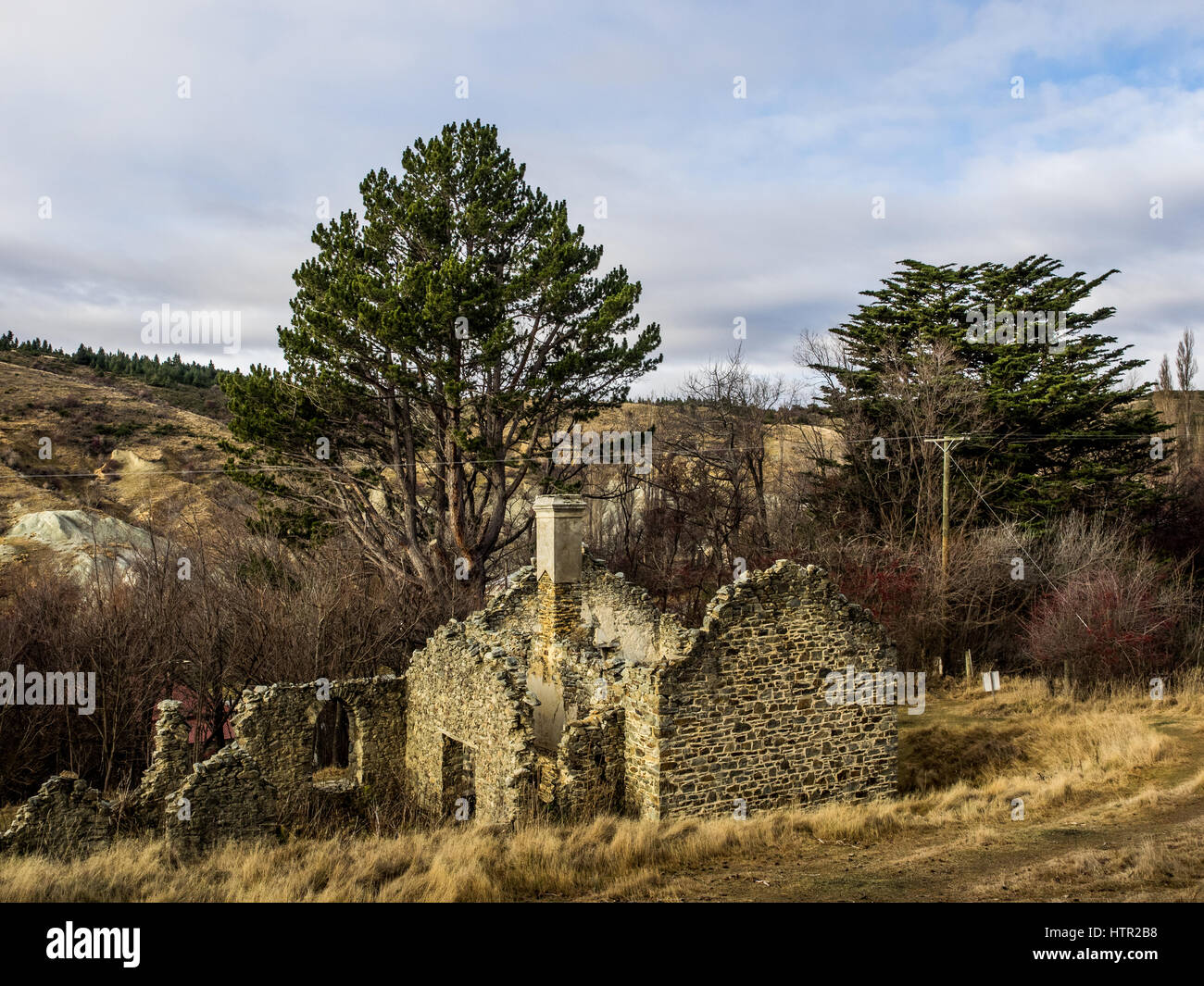 Rovine di scuola costruito in pietra, St Bathans, Manitoto di Central Otago, Isola del Sud, Nuova Zelanda Foto Stock