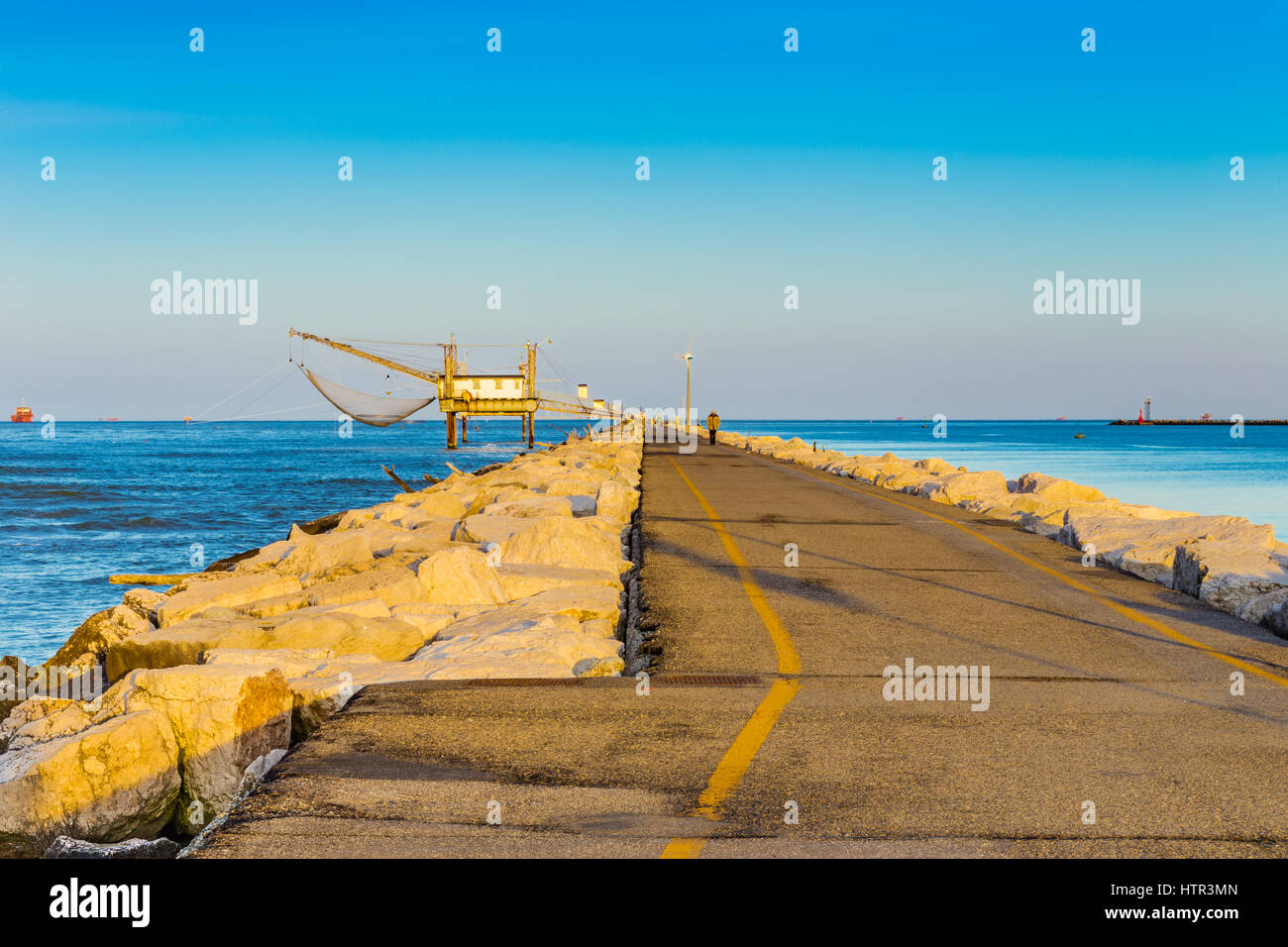La pesca tradizionale di capanne sul dock nel mare Adriatico Foto Stock