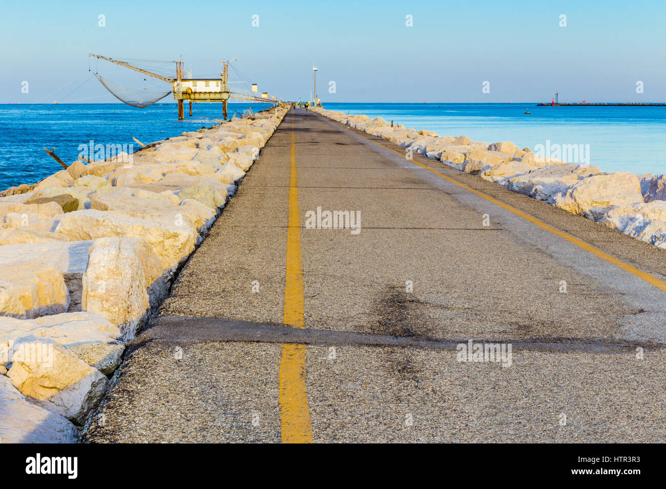La pesca tradizionale di capanne sul dock nel mare Adriatico Foto Stock