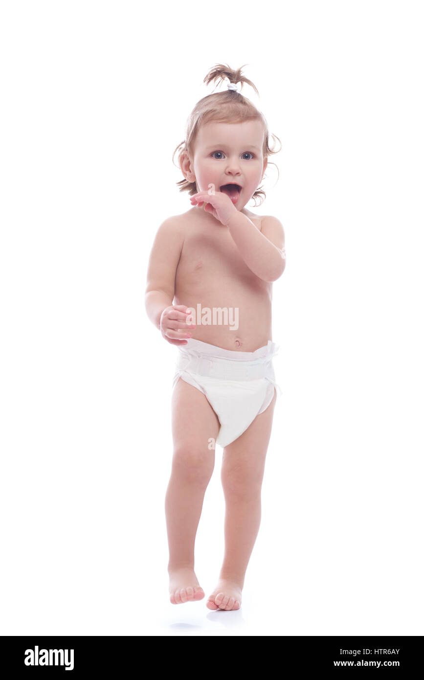 Bambina indossa un pannolino isolato su bianco Foto stock - Alamy